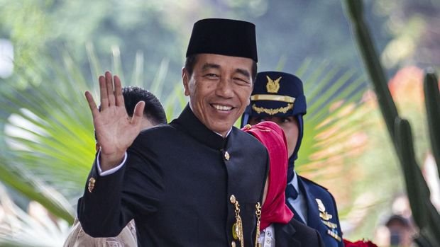 Presiden Joko Widodo dengan mengenakan baju adat Betawi tiba untuk menghadiri Sidang Tahunan MPR, Sidang Bersama DPR dan DPD tahun 2024 di kompleks Parlemen, Senayan, Jakarta, Jumat (16/8/2024). ANTARA FOTO/Dhemas Reviyanto/sgd/tom.
