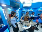 penyanyi-solo-raisa-kiri-terlihat-hendak-meracik-kopi-di_250705152101-774.jpg