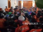 sejumlah-driver-shopee-food-yang-menggeruduk-sebuah-rumah-di_250706073239-350.jpg