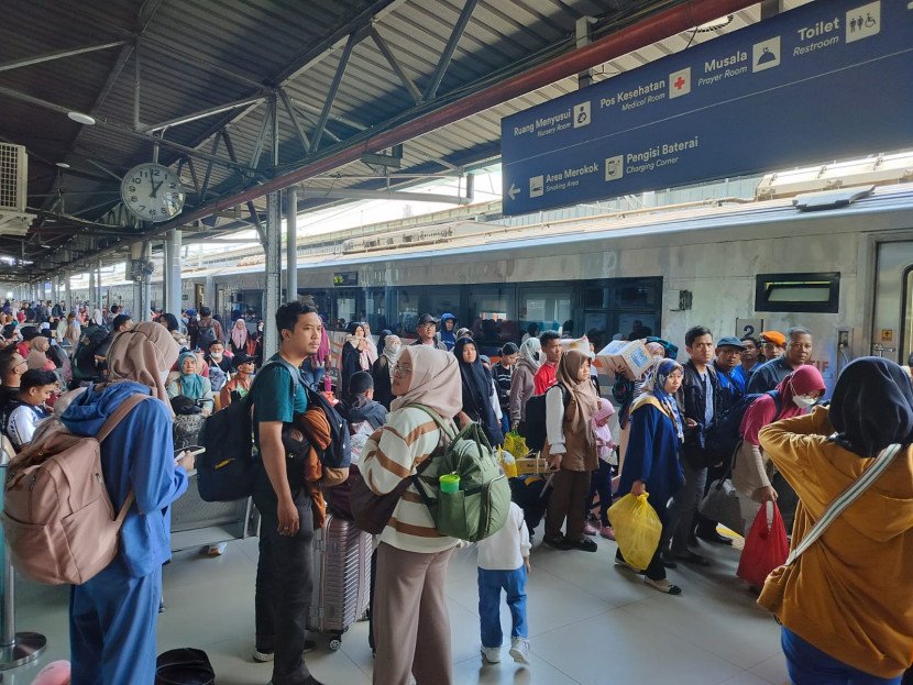 Ilustrasi. PT Kereta Api Indonesia (KAI) mencatat tingginya minat masyarakat menggunakan transportasi kereta api selama periode Januari–Juli 2025. (Foto: Dok. Humas KAI)