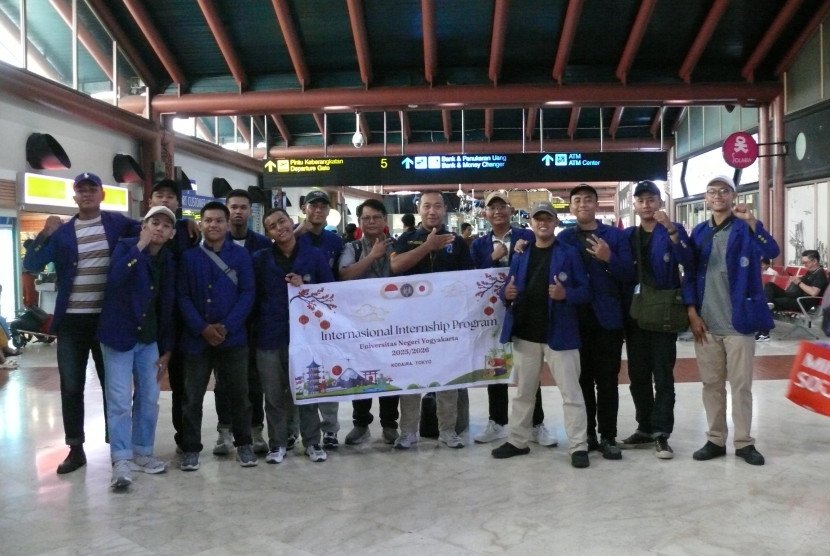 Para peserta magang ke Jepang diberangkatkan melalui Bandara Internasional Soekarno–Hatta, Banten, Minggu (19/10/25). Foto: Laman resmi UNY