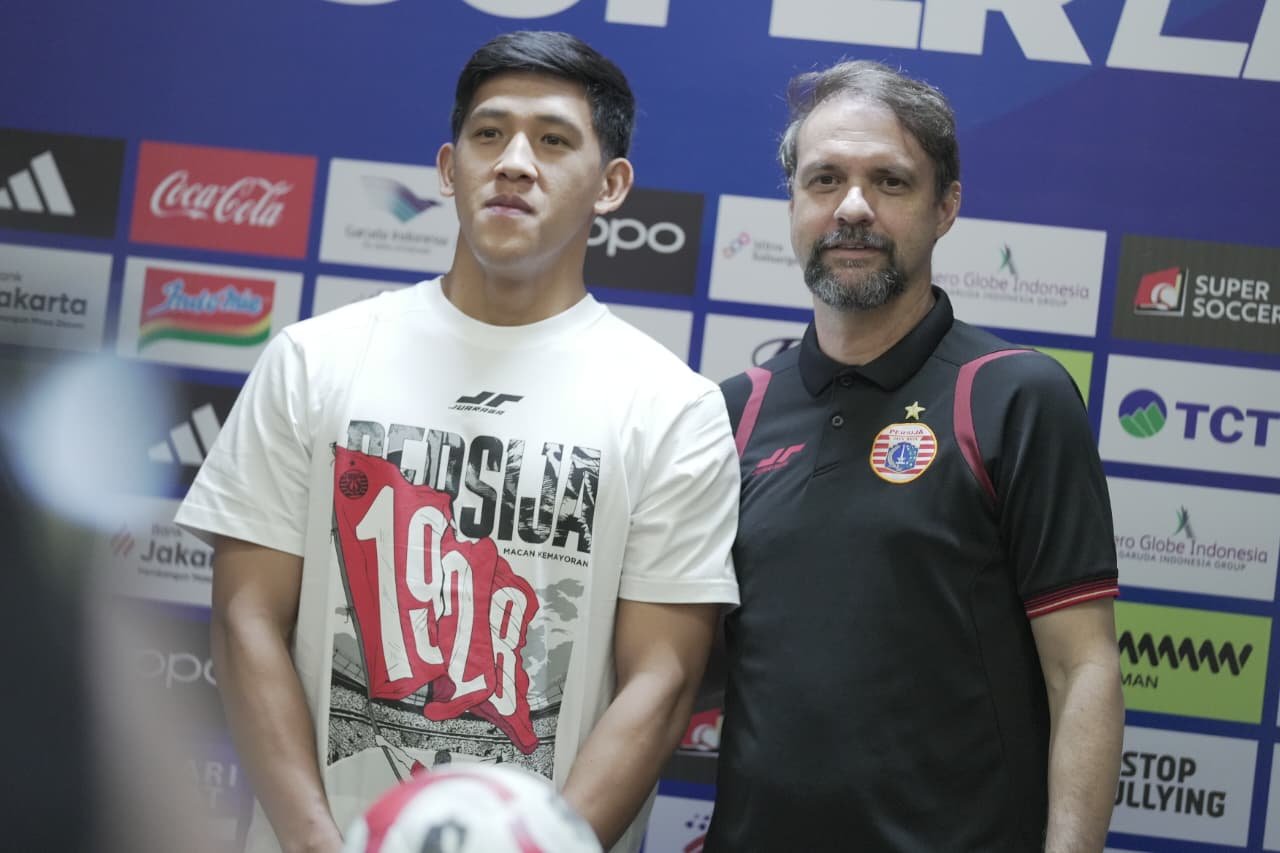 Pelatih Persija Jakarta, Mauricio Souza (baju hitam), bersama pemainnya Eksel Runtukahu pada jumpa pers jelang lawan PSIM Yogyakarta di SUGBK, Jakarta, pada 27 November 2025. (Yogie Gandanaya/Skor.id)