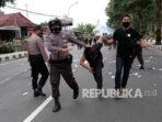 polisi-mengamankan-seorang-pengunjuk-rasa-saat-demonstrasi-menentang-omnibus_201009203639-768.jpg