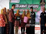 wali-kota-yogyakarta-hasto-wardoyo-saat-menyerahkan-bantuan-dari_251114140124-902.jpeg