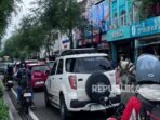 suasana-padatnya-kendaraan-di-kawasan-malioboro-yogyakarta-di-momen_251227133033-848.jpeg
