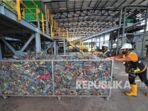 pekerja-mendorong-rak-berisi-sampah-botol-plastik-yang-telah_210910212856-816.jpg