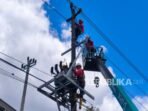 petugas-pln-up3-sleman-memasang-peralatan-jaringan-distribusi-listrik_260813154214-807.jpg