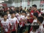 salahsatu-momen-penyerahan-super-tiket-audisi-umum-pb-djarum_260810090428-524.jpg