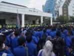Ribuan peserta aksi demo dua tahun pemerintahan Prabowo Subianto-Gibran Rakabuming Raka menggeruduk kantor DPRD DIY, Kota Yogyakarta, Selasa (20/10) siang.