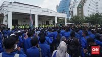 Ribuan peserta aksi demo dua tahun pemerintahan Prabowo Subianto-Gibran Rakabuming Raka menggeruduk kantor DPRD DIY, Kota Yogyakarta, Selasa (20/10) siang.
